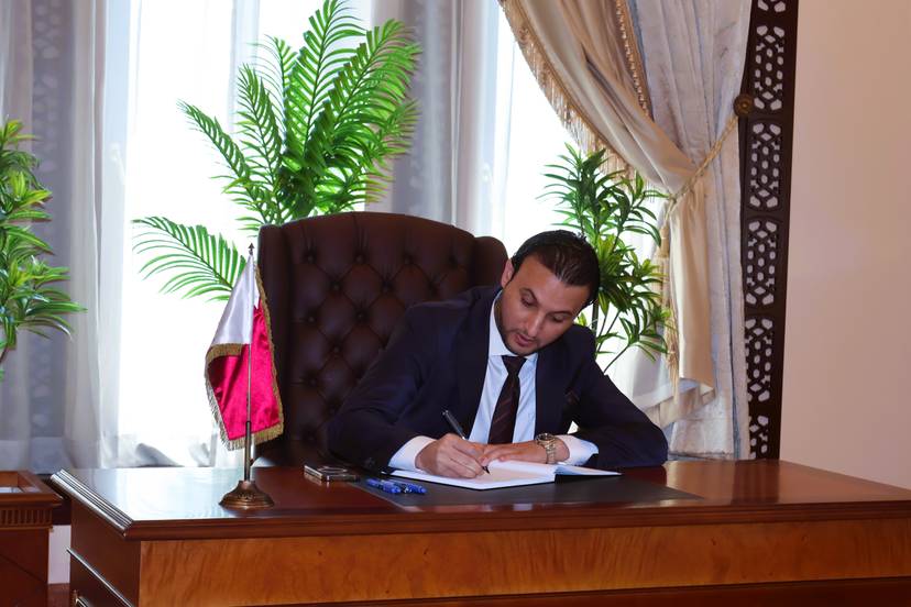 The Ambassador of Algeria in Sarajevo Signs the Condolence Book and Performs the Absentee Prayer on the Passing of the Father Emir