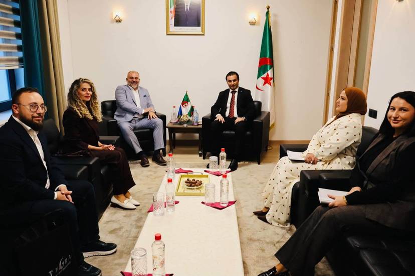 L'ambassadeur d'Algérie en Bosnie-Herzégovine, S.E. M. Mohammed Meraimi, reçoit une délégation de l'Agence d'attraction des investissements et de privatisation du canton de Sarajevo, conduite par son directeur général, M. Adnan Jašarević